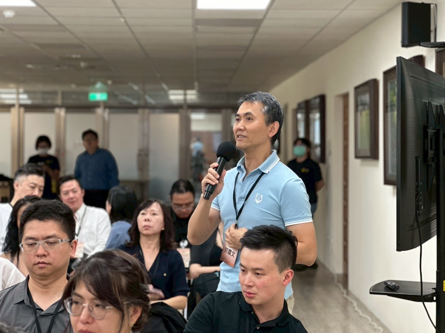 經濟部中小企業經營領袖班成員於交流會中踴躍發問